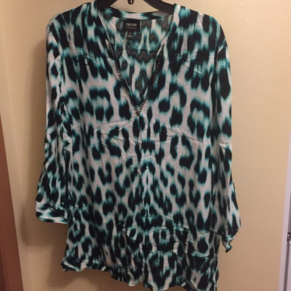 Blue green pattern 3/4 sleeve top